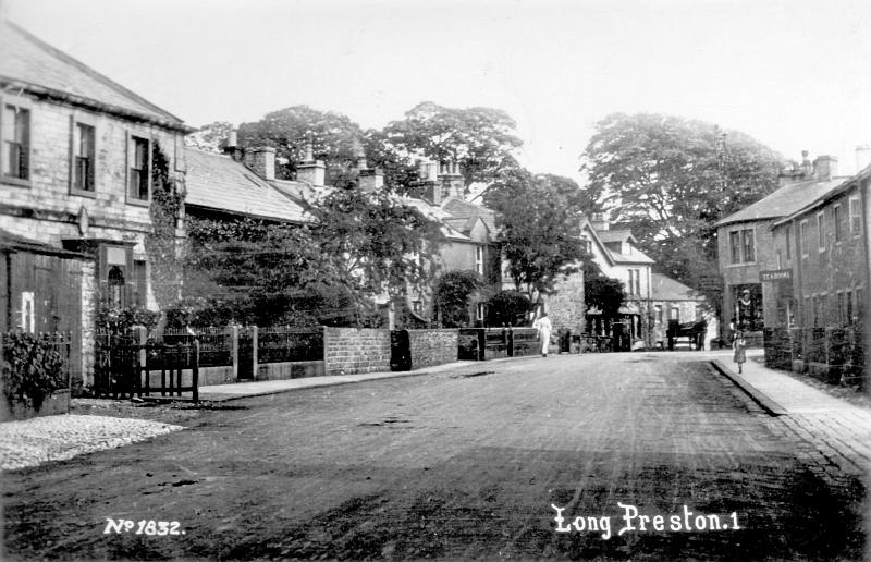 Main St and Hut.JPG - Main Street looking to the top of Kayley Hill.  On the left is the shoe hut and on the right the Tea Rooms.   ( Date of photo not known ) 